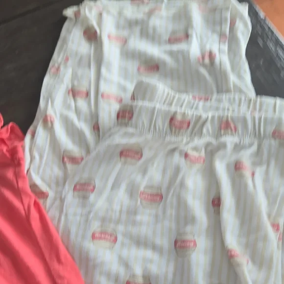 Women Coral 'Sweet Like Honey' Short Sleeve Pajama Top w/Capri Bottoms - Picture 6 of 10